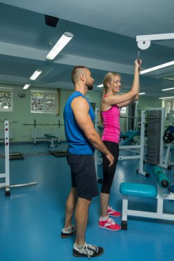 Müşterek eğitim salonunda genç Çift