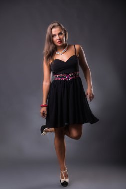 Koyu elbiseli güzel esmer