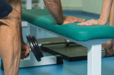 Müşterek eğitim salonunda genç Çift