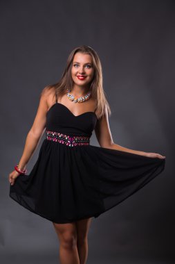 Koyu elbiseli güzel esmer