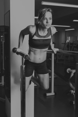 Güzel kız egzersizleri spor salonunda alır.