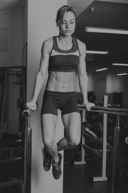 Güzel kız egzersizleri spor salonunda alır.