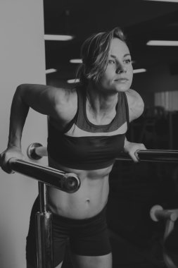Güzel kız egzersizleri spor salonunda alır.