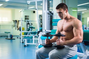 Gücü eğitim profesyonel sporcu spor salonunda