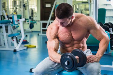 Gücü eğitim profesyonel sporcu spor salonunda