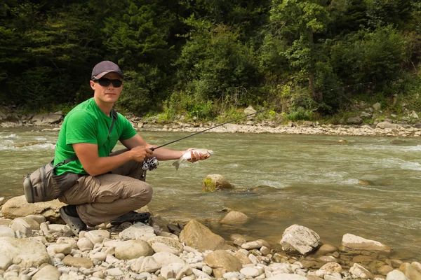 Pesca no rio da montanha no verão — Fotografia de Stock