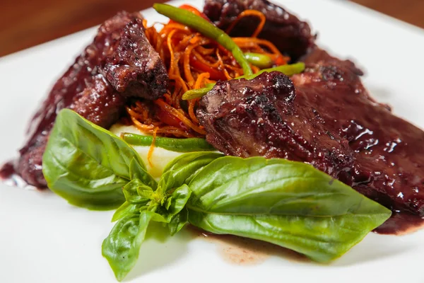 Lezzetli pişmiş et sebze ve sos ile