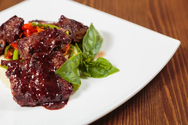 Lezzetli pişmiş et sebze ve sos ile