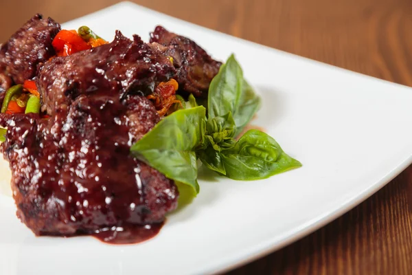 Lezzetli pişmiş et sebze ve sos ile