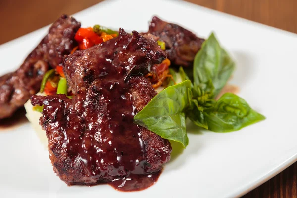 Lezzetli pişmiş et sebze ve sos ile