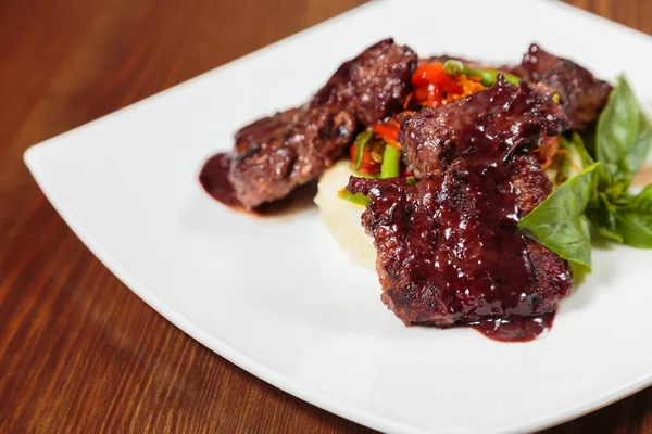 Lezzetli pişmiş et sebze ve sos ile