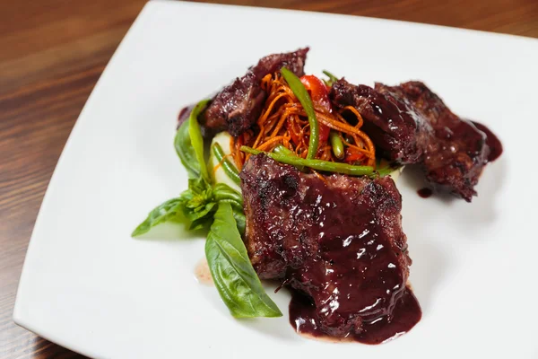 Lezzetli pişmiş et sebze ve sos ile