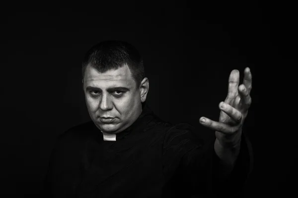 Profesionální divadelní herec v masce kněze na tmavém pozadí — Stock fotografie
