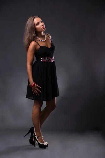 Mooie brunette in een donkere jurk — Stockfoto