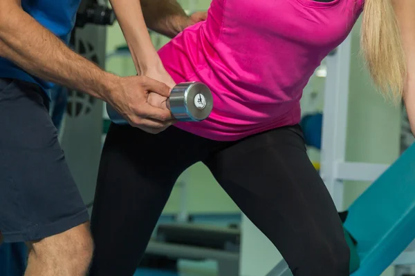 Giovane coppia in palestra presso l'allenamento congiunto — Foto Stock