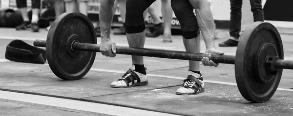 El atleta presiona el bar sale a las calles — Foto de Stock