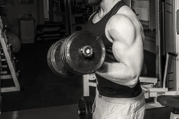 Entrenamiento de fuerza atleta profesional en el gimnasio — Foto de Stock