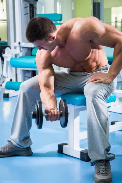 Gücü eğitim profesyonel sporcu spor salonunda