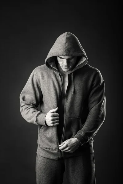 Pria berotot dalam jaket olahraga dengan latar belakang gelap — Stok Foto