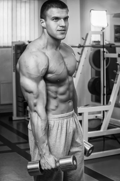 Entrenamiento de fuerza atleta profesional en el gimnasio — Foto de Stock