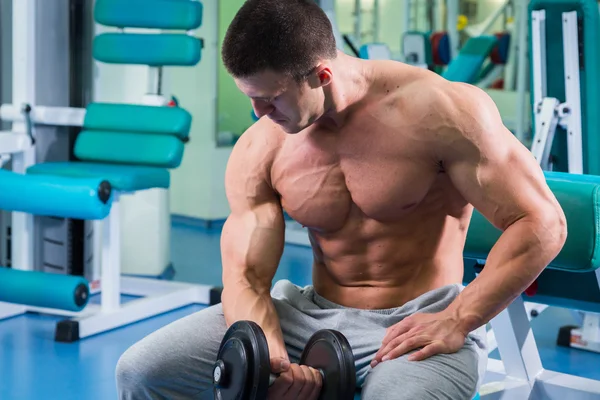 Gücü eğitim profesyonel sporcu spor salonunda