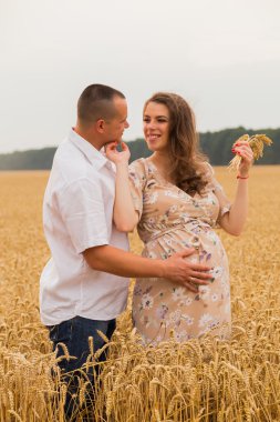 Buğday alan arasında genç Çift