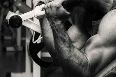 Gücü eğitim profesyonel sporcu spor salonunda