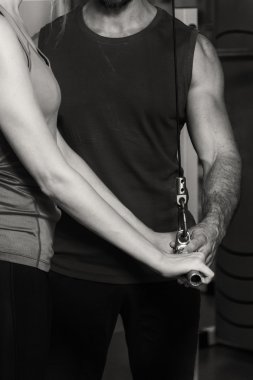 Müşterek eğitim salonunda genç Çift