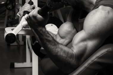 Gücü eğitim profesyonel sporcu spor salonunda