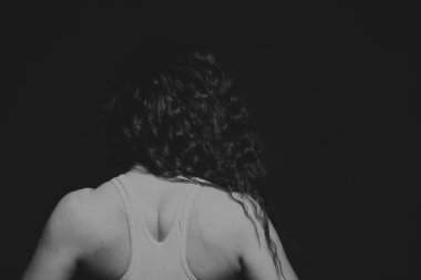 Karanlık bir arka plan üzerinde güzel spor kız