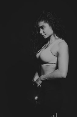 Karanlık bir arka plan üzerinde güzel spor kız