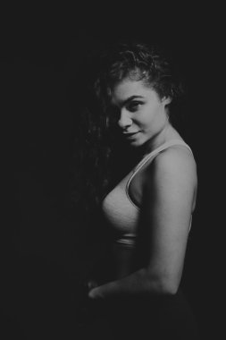 Karanlık bir arka plan üzerinde güzel spor kız