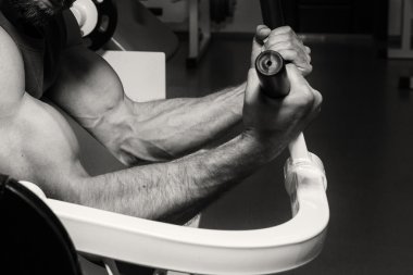 Gücü eğitim profesyonel sporcu spor salonunda