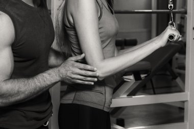 Müşterek eğitim salonunda genç Çift