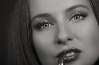 Koyu elbiseli güzel esmer