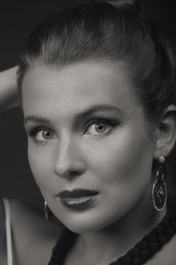 Karanlık bir arka plan üzerinde beyaz elbiseli güzel esmer