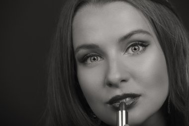 Koyu elbiseli güzel esmer