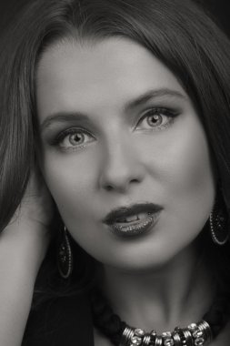 Koyu elbiseli güzel esmer