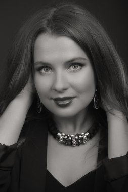 Koyu elbiseli güzel esmer