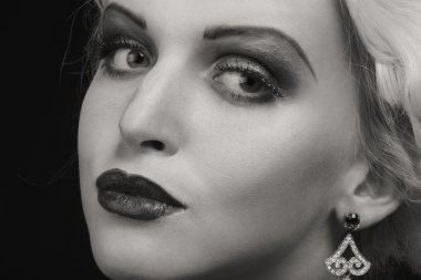 Karanlık bir arka plan üzerinde vintage elbiseli güzel sarışın