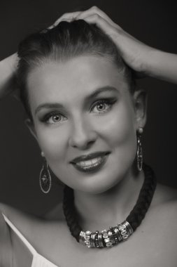 Koyu elbiseli güzel esmer