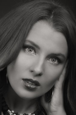 Karanlık bir arka plan üzerinde beyaz elbiseli güzel esmer