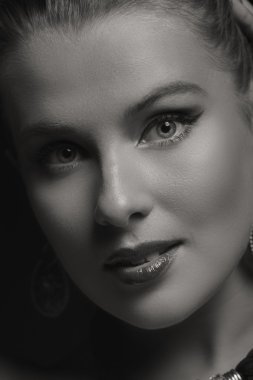 Karanlık bir arka plan üzerinde beyaz elbiseli güzel esmer