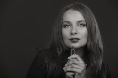 Koyu elbiseli güzel esmer