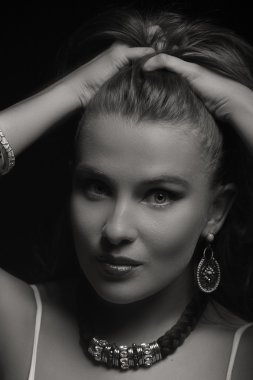 Karanlık bir arka plan üzerinde beyaz elbiseli güzel esmer