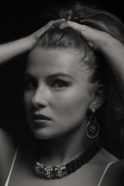 Karanlık bir arka plan üzerinde beyaz elbiseli güzel esmer