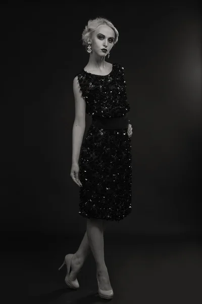 Όμορφη ξανθιά σε vintage φόρεμα σε σκούρο φόντο — Φωτογραφία Αρχείου
