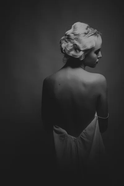 Belle blonde en robe vintage sur fond sombre — Photo