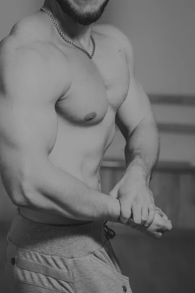 Entrenamiento de fuerza atleta profesional en el gimnasio — Foto de Stock