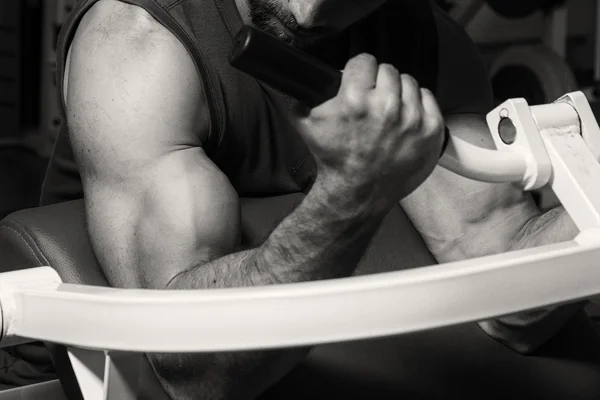 Allenamento di forza atleta professionista in palestra — Foto Stock